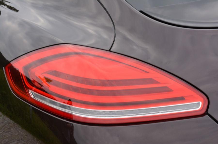  Porsche Panamera S E-Hybrid 2014 года  (фото 32 из 50)